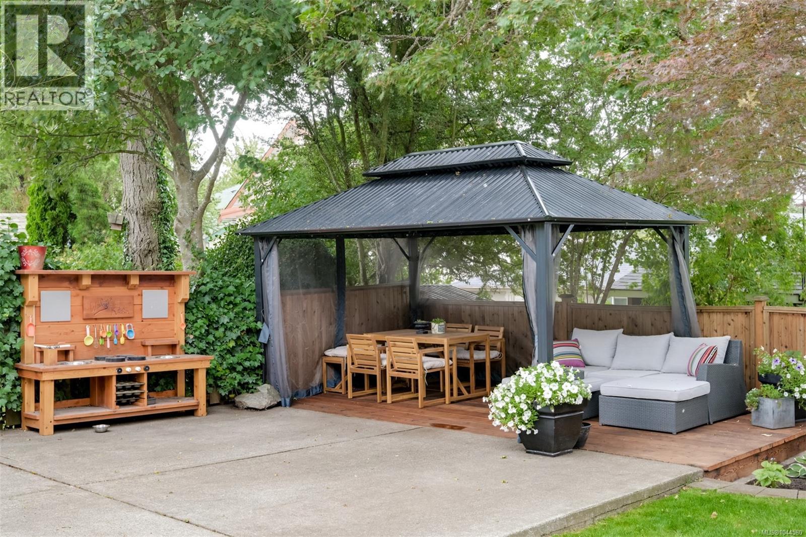 3128 Quadra St - 66