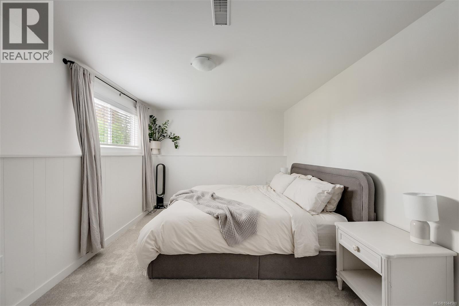 3128 Quadra St - 48