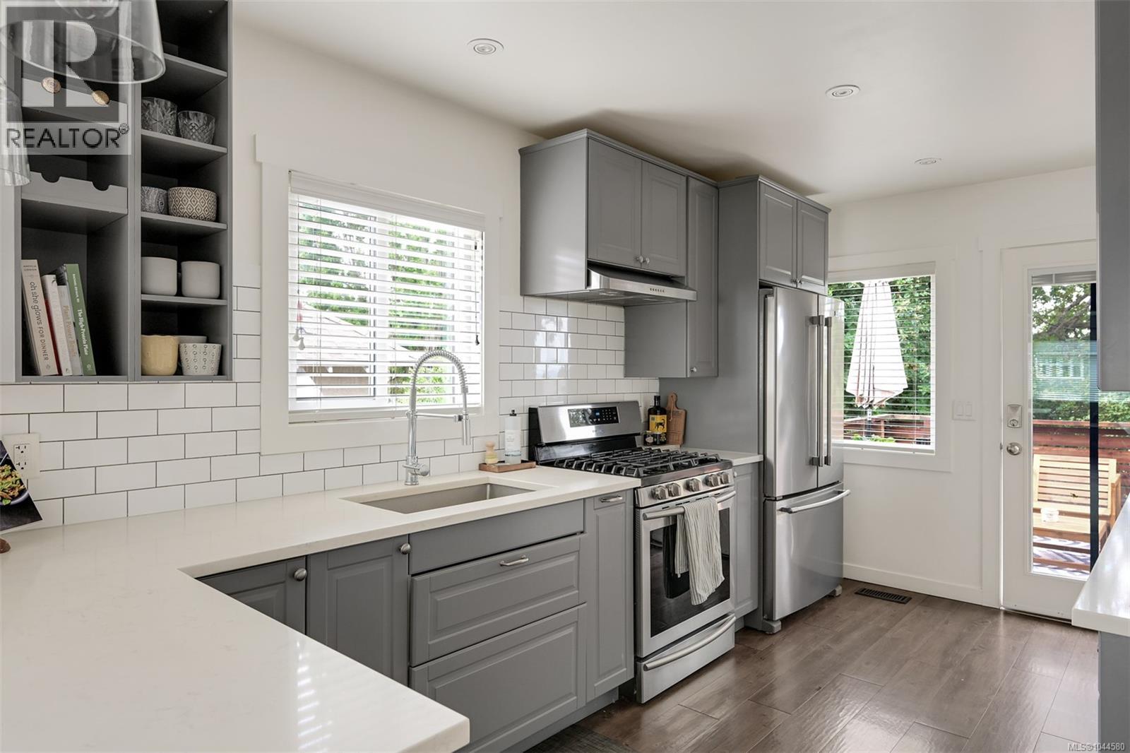 3128 Quadra St - 25