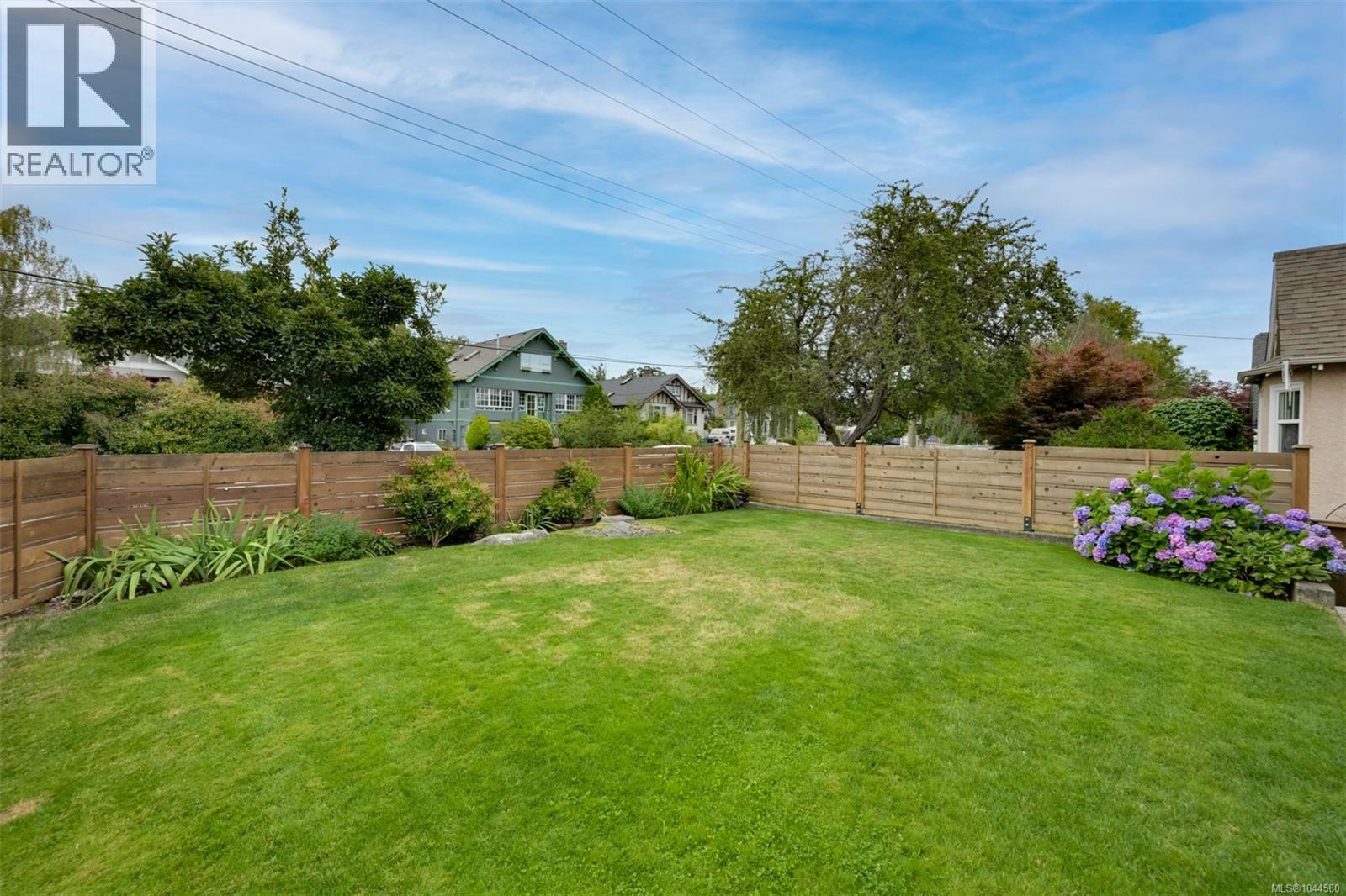 3128 Quadra St - 70
