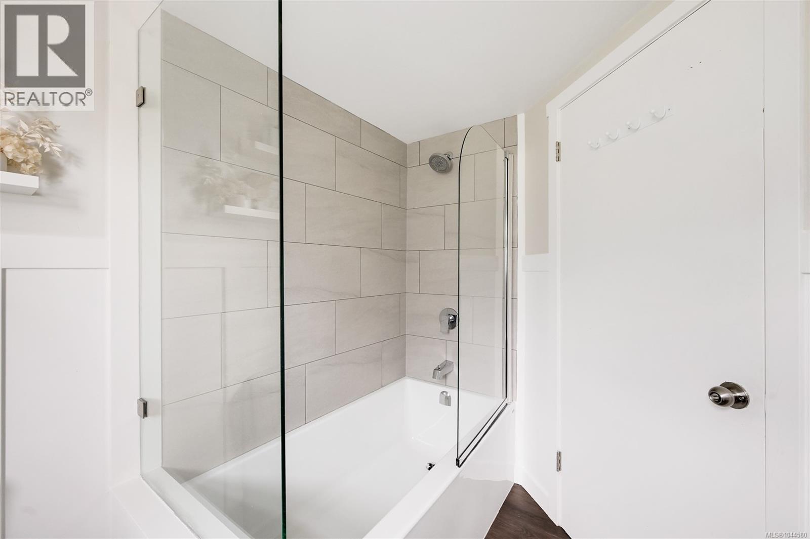 3128 Quadra St - 36