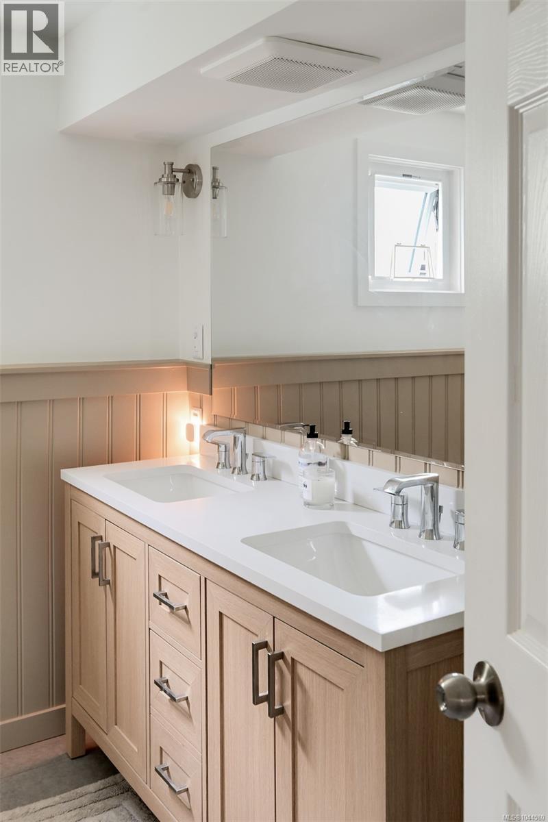 3128 Quadra St - 46