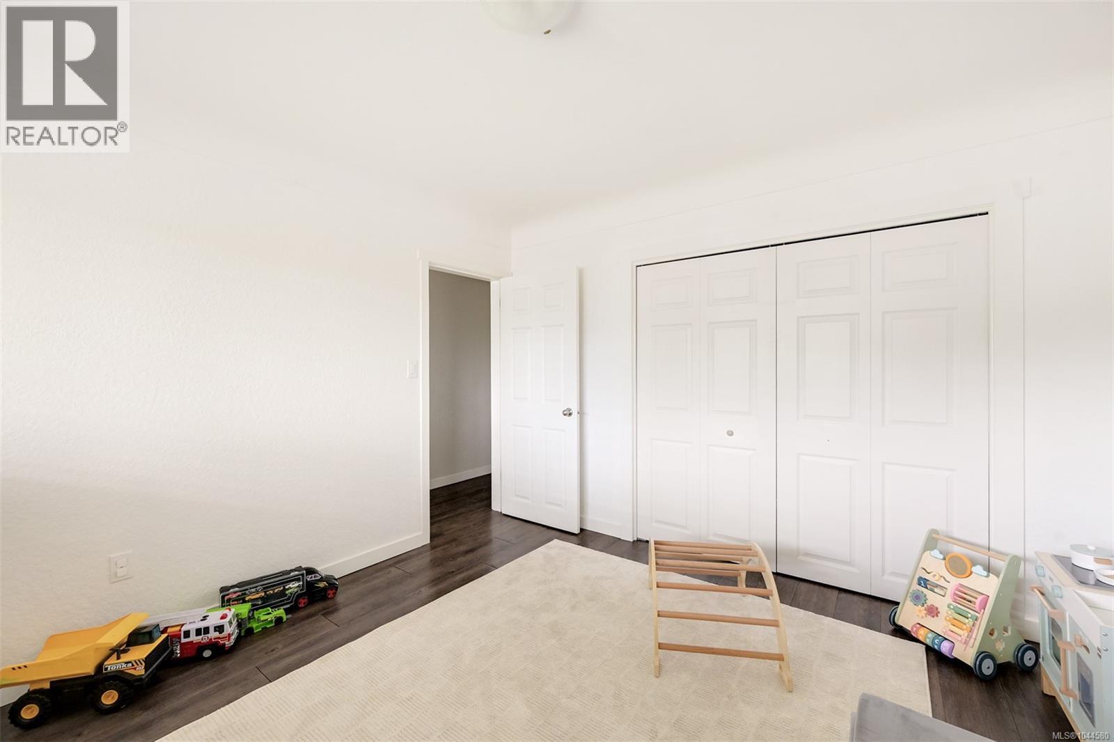 3128 Quadra St - 40