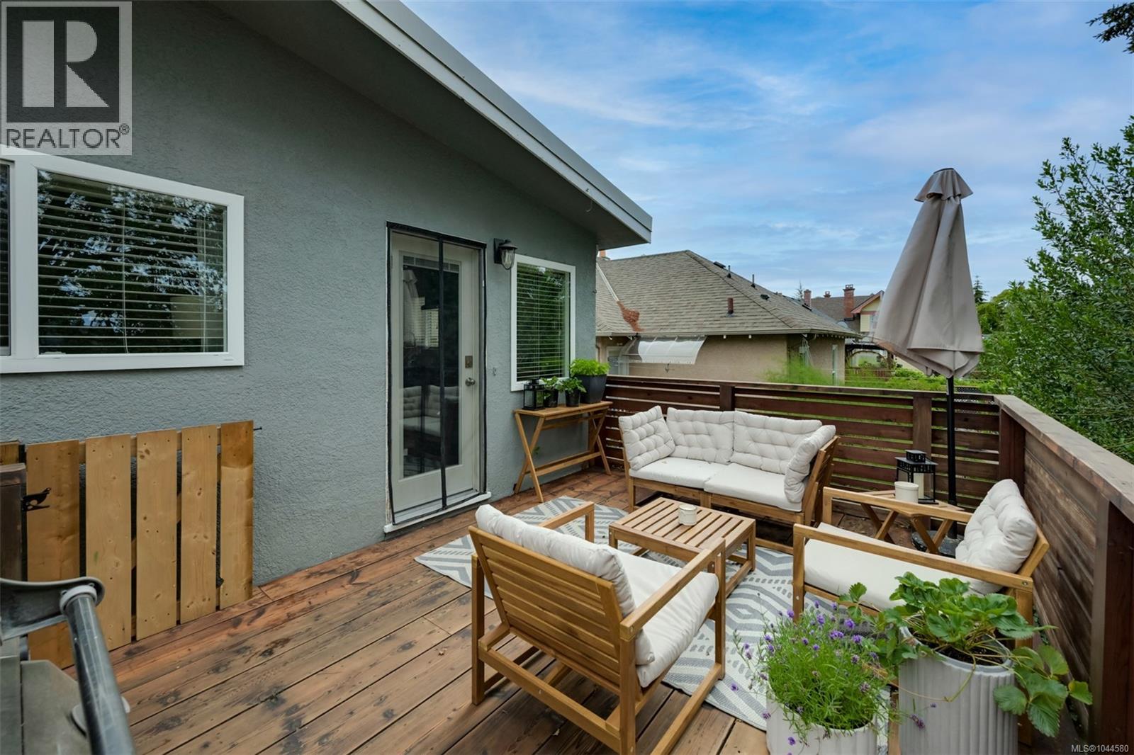 3128 Quadra St - 61