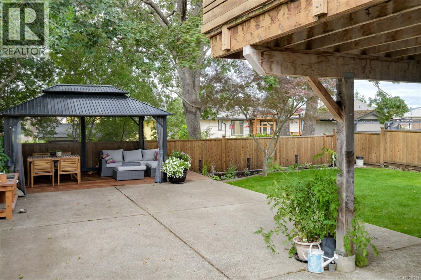 3128 Quadra St - 68