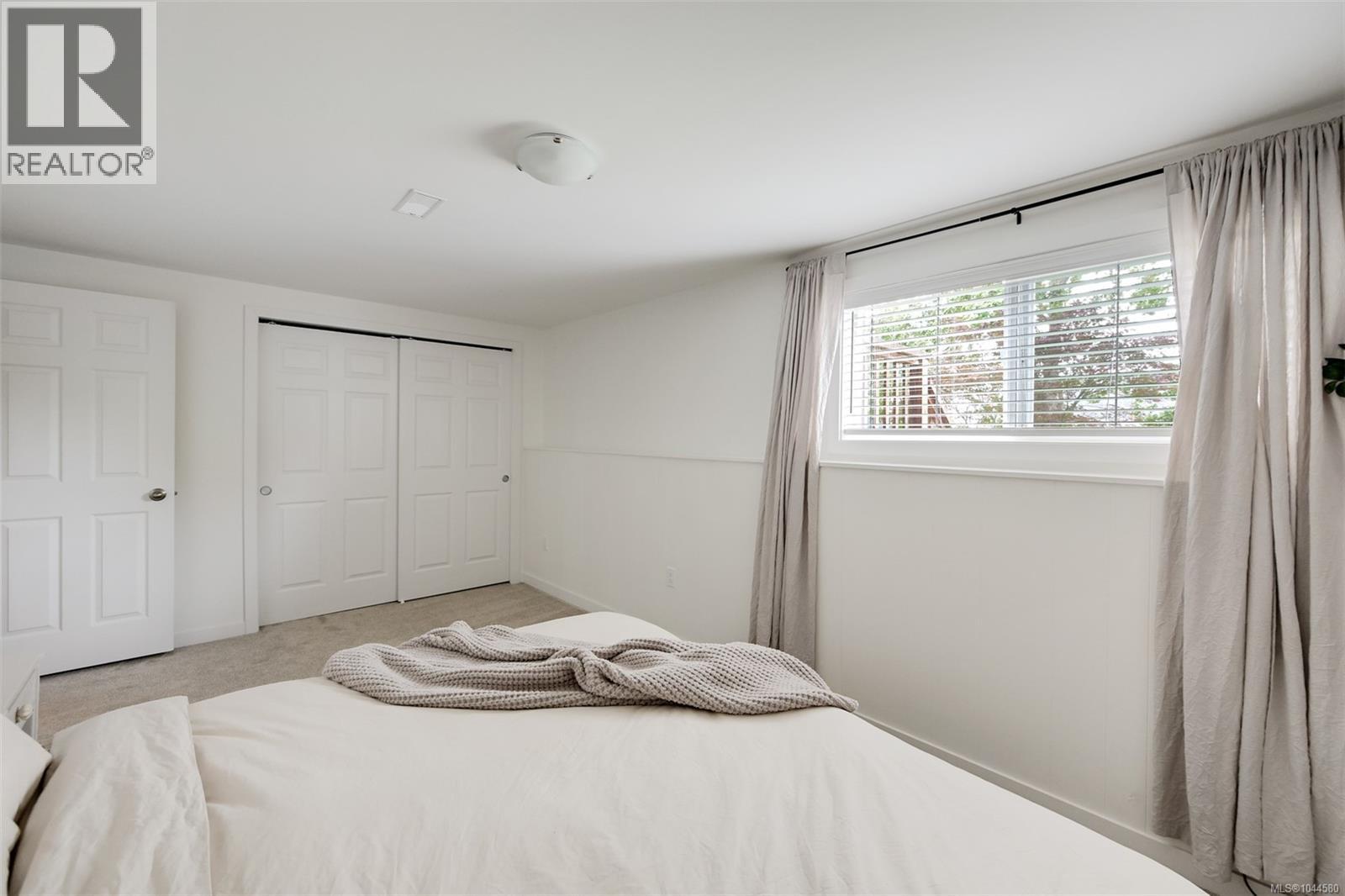 3128 Quadra St - 49
