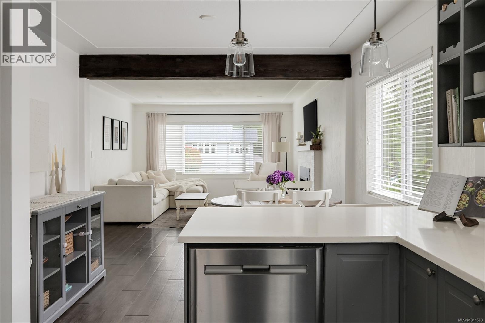 3128 Quadra St - 24