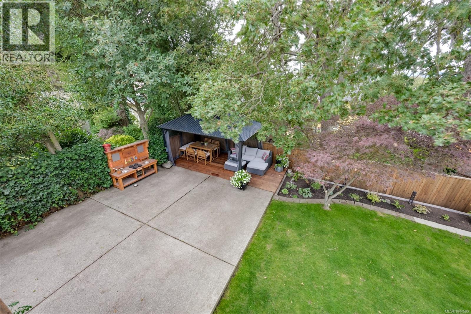3128 Quadra St - 62