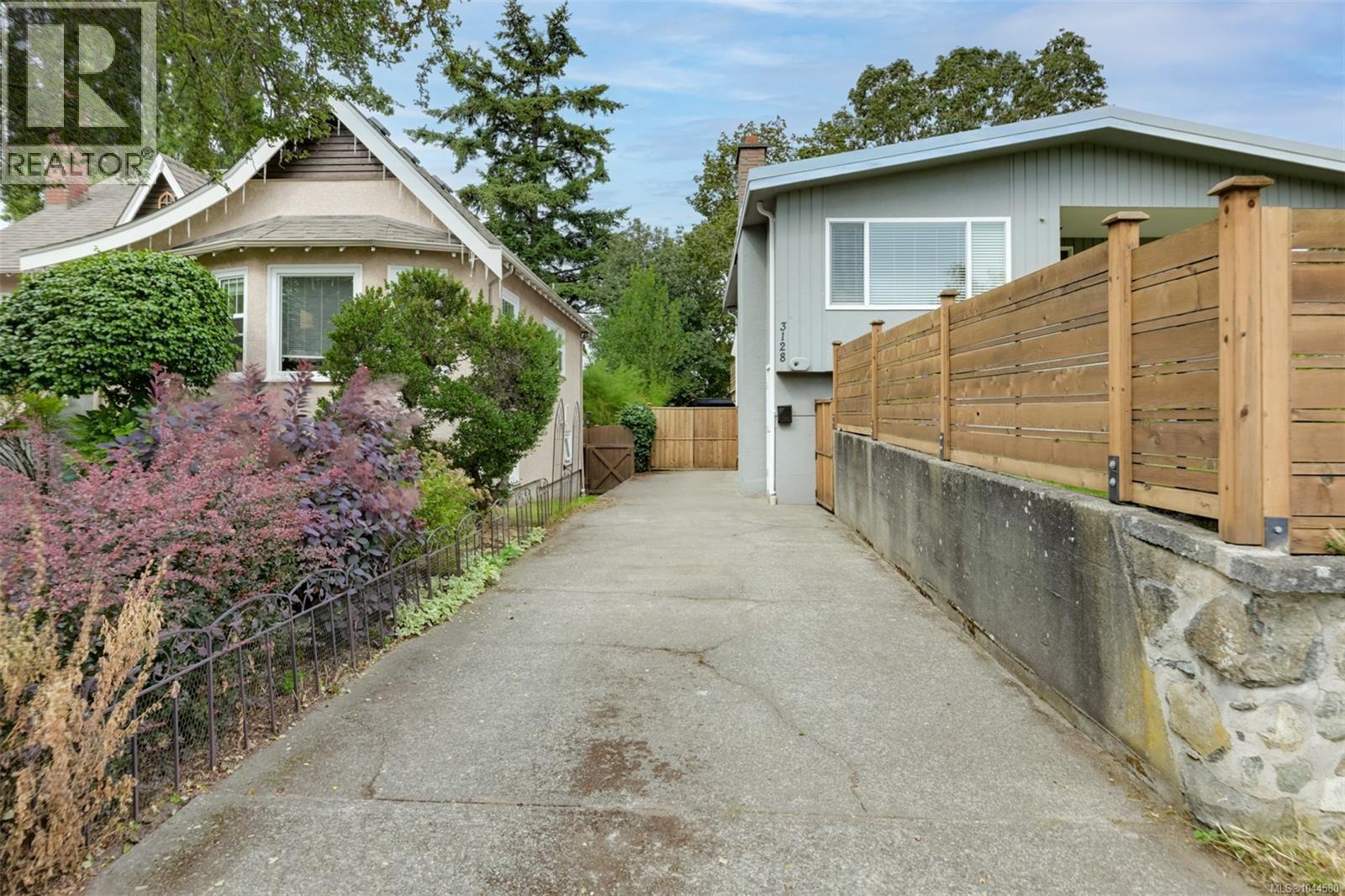 3128 Quadra St - 75