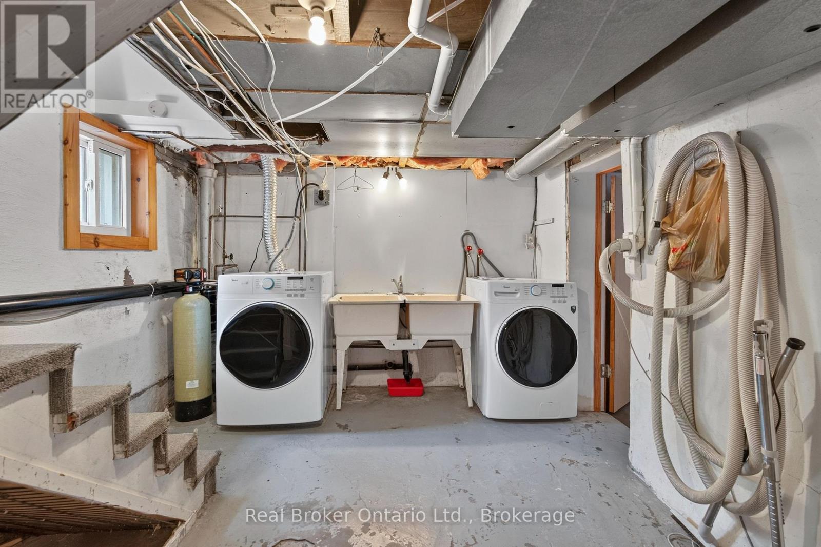 2 HERLAN AVENUE - 33