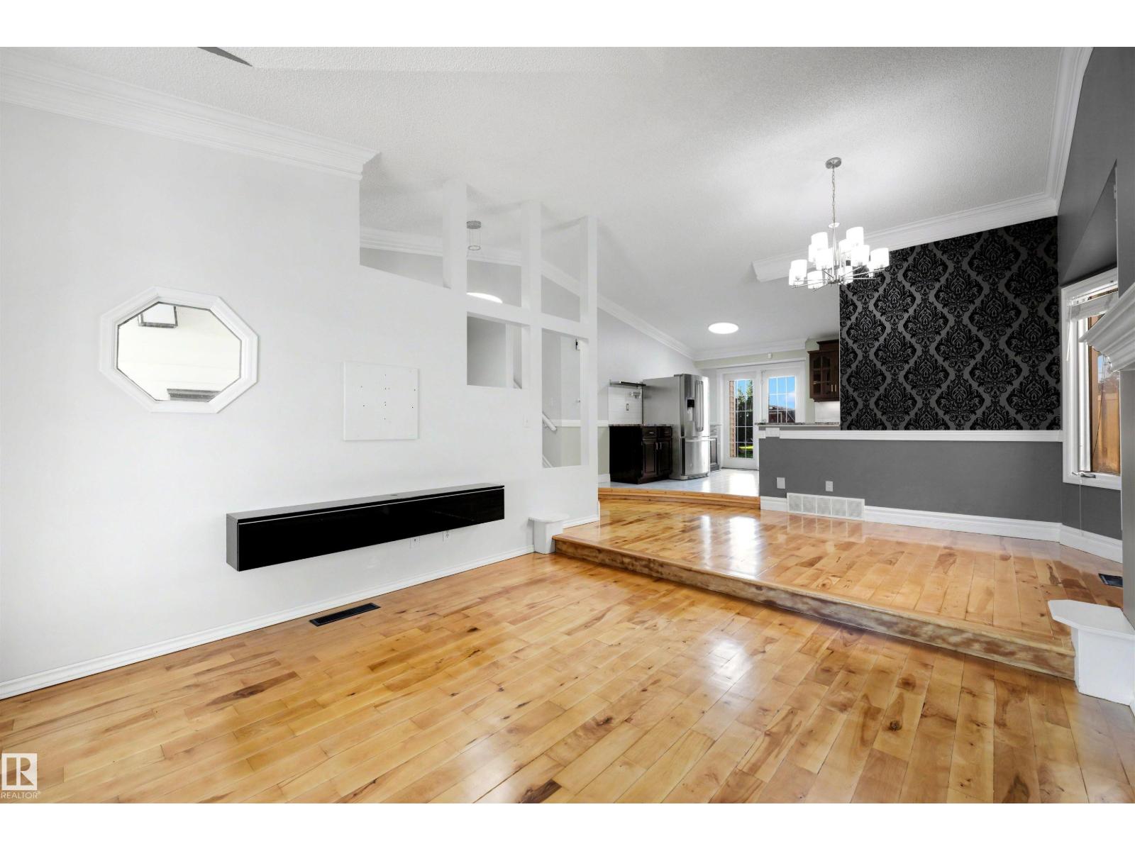 4639 10 AV NW - 13