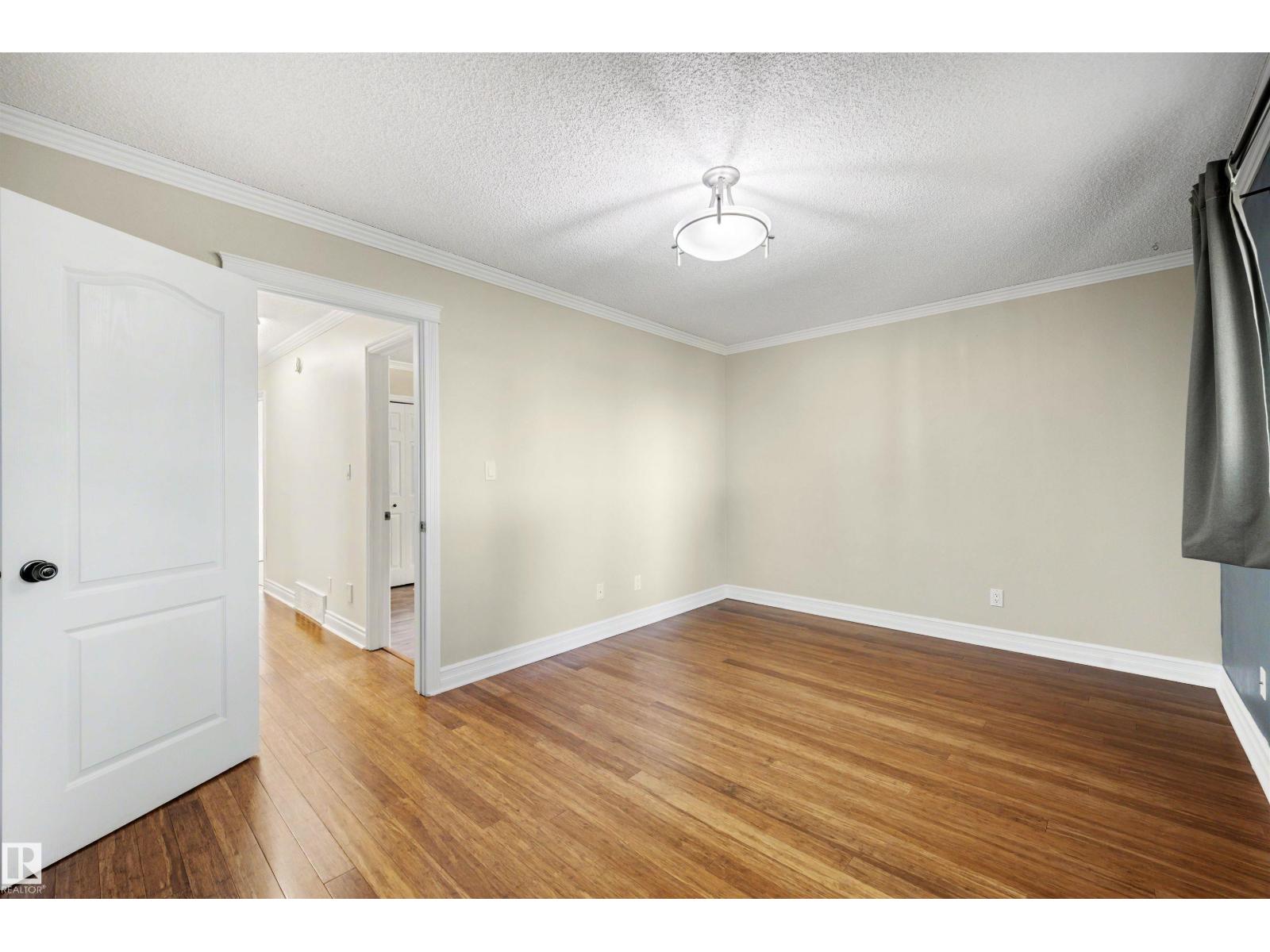 4639 10 AV NW - 18
