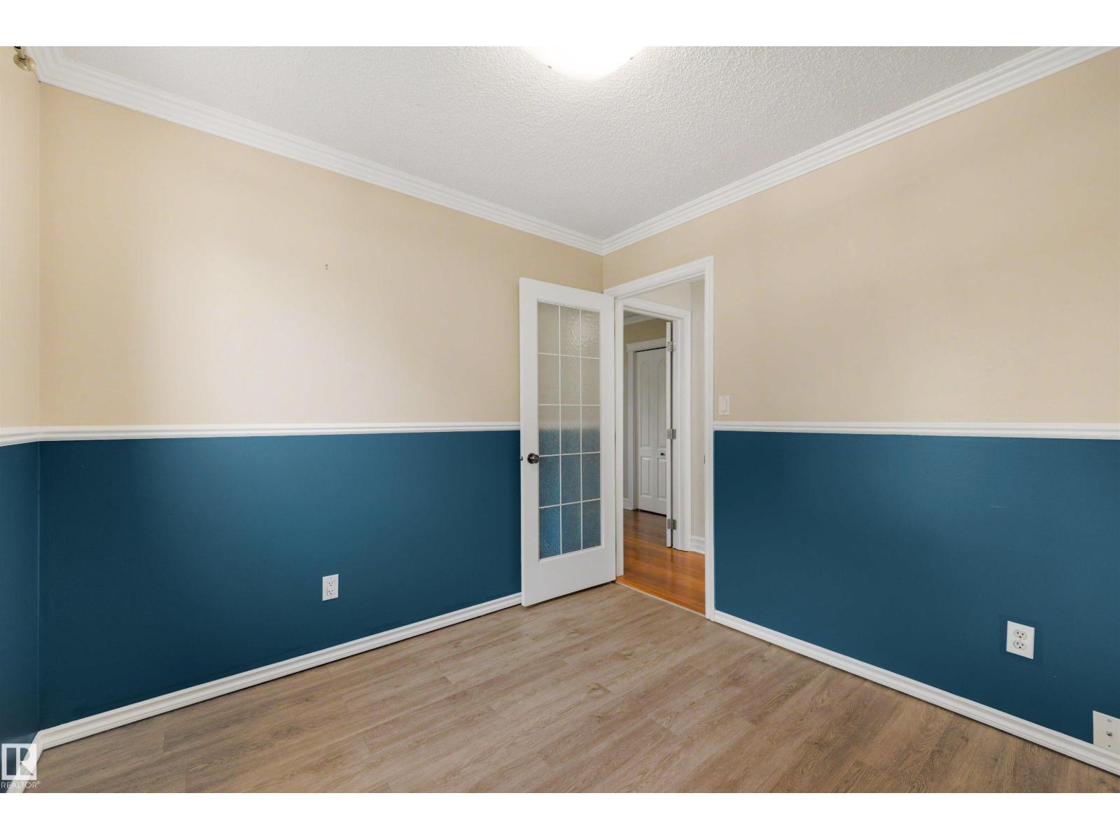4639 10 AV NW - 19