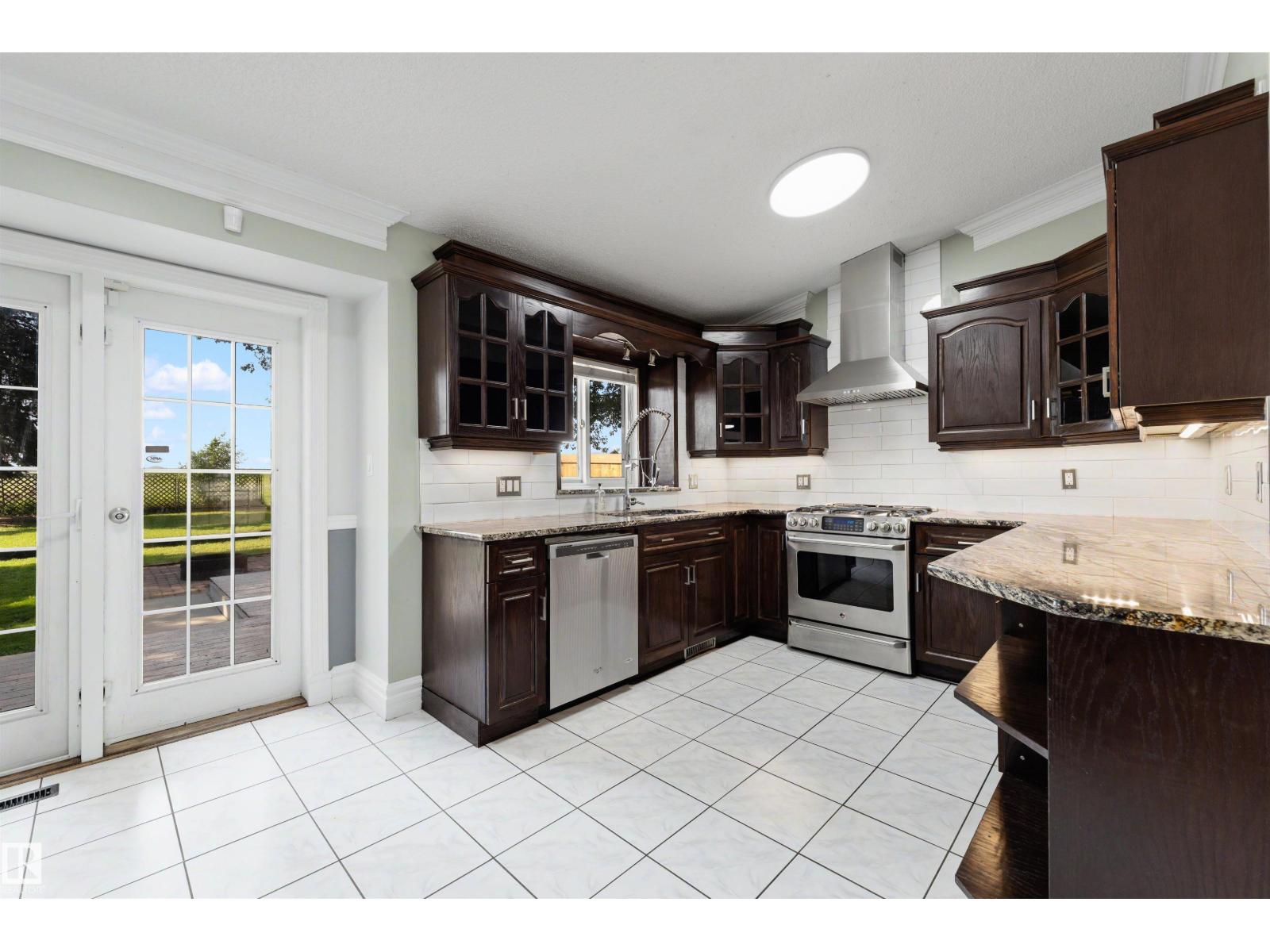 4639 10 AV NW - 7