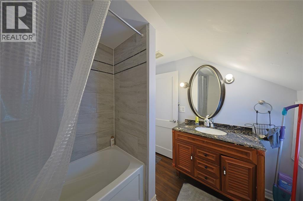 196 BROCK STREET North - 11
