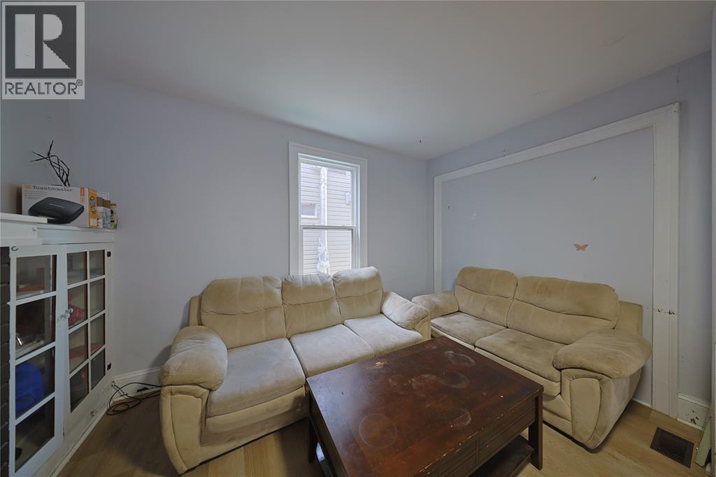 196 BROCK STREET North - 3