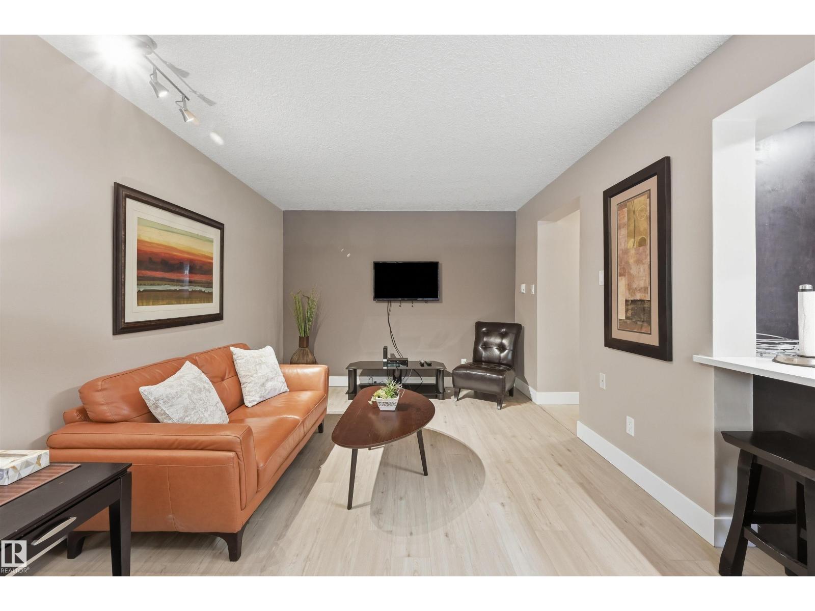 #1 10015 83 AV NW NW, Strathcona, Edmonton photo 3