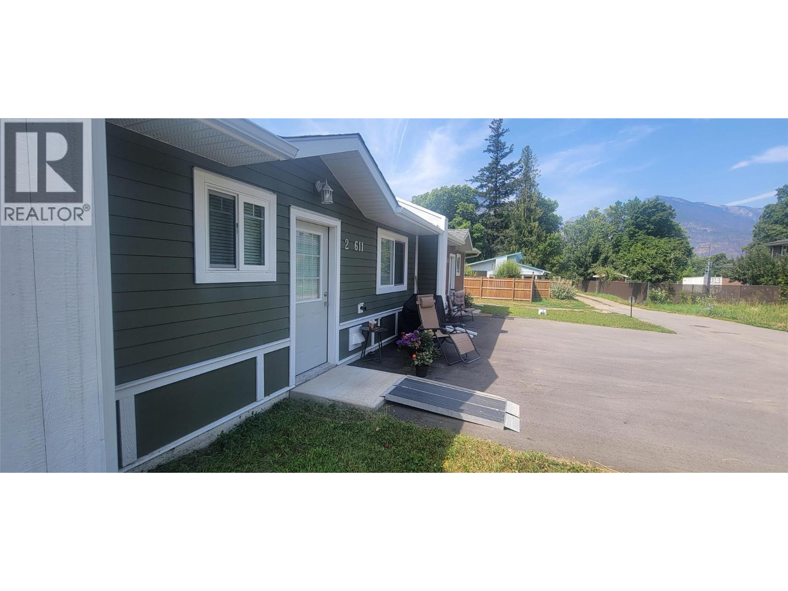 #3 611 Casley Court - 1
