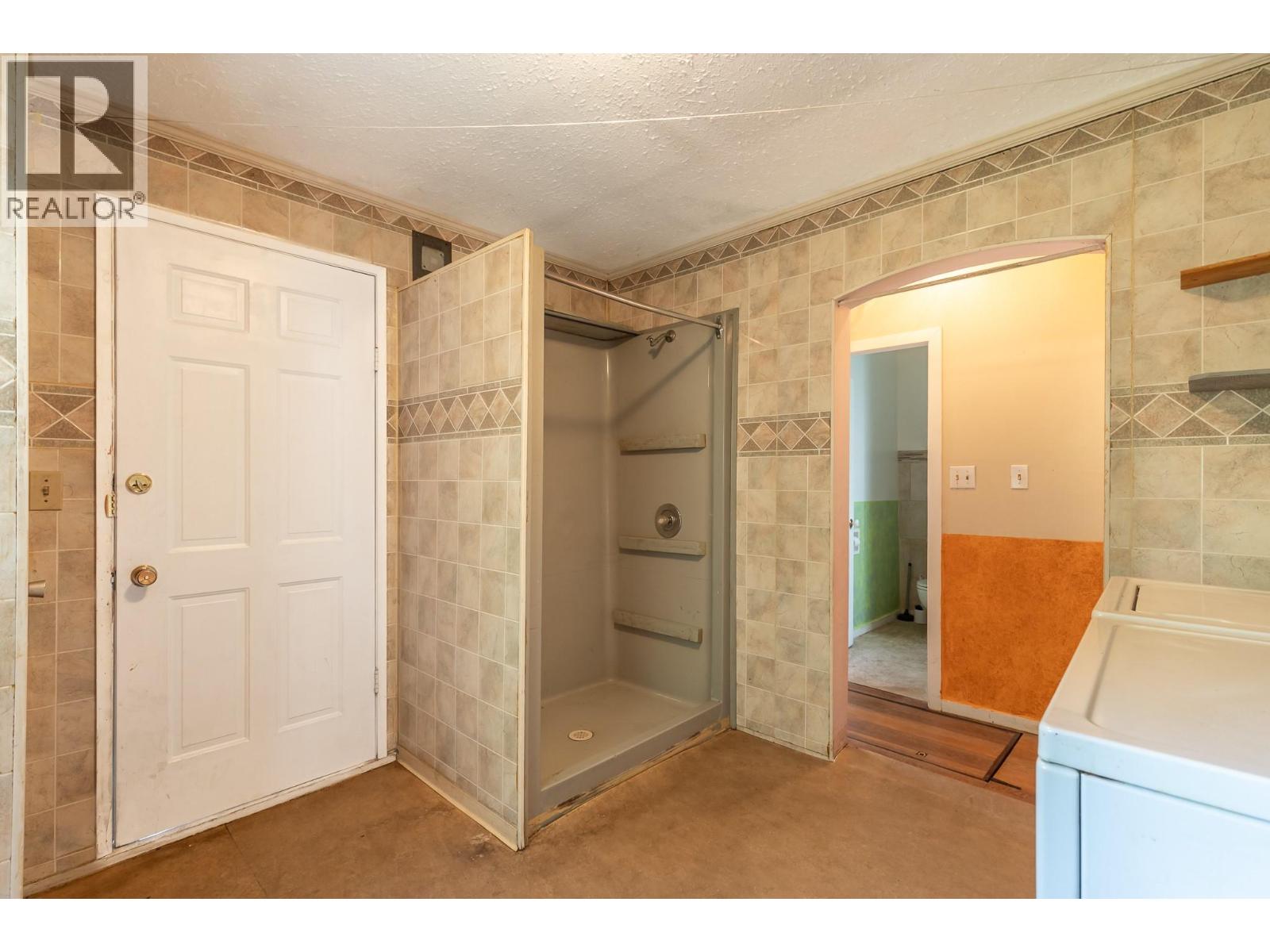 3905 26 Street - 28