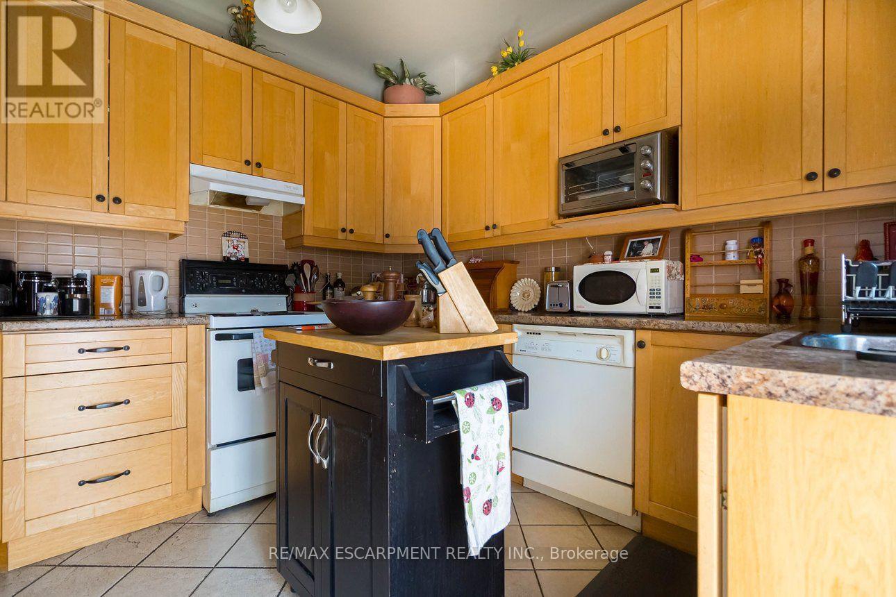 121 EASTBOURNE AVENUE - 20