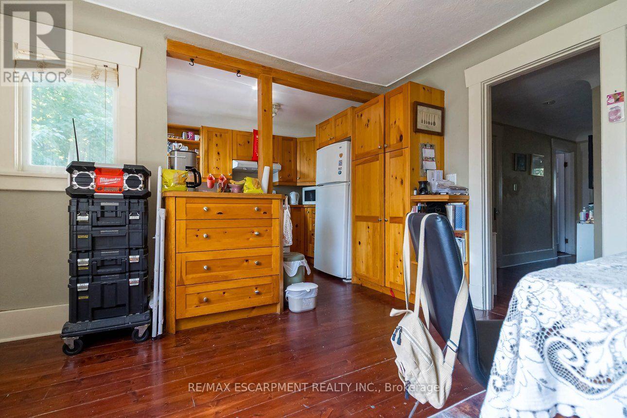 121 EASTBOURNE AVENUE - 32