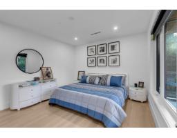 13735 Blackburn Avenue, White Rock, BC V4B2Z1 Photo 15