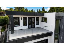 13735 Blackburn Avenue, White Rock, BC V4B2Z1 Photo 6