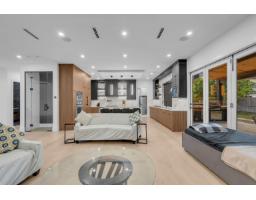 13735 Blackburn Avenue, White Rock, BC V4B2Z1 Photo 10