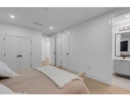 13735 Blackburn Avenue, White Rock, BC V4B2Z1 Photo 35
