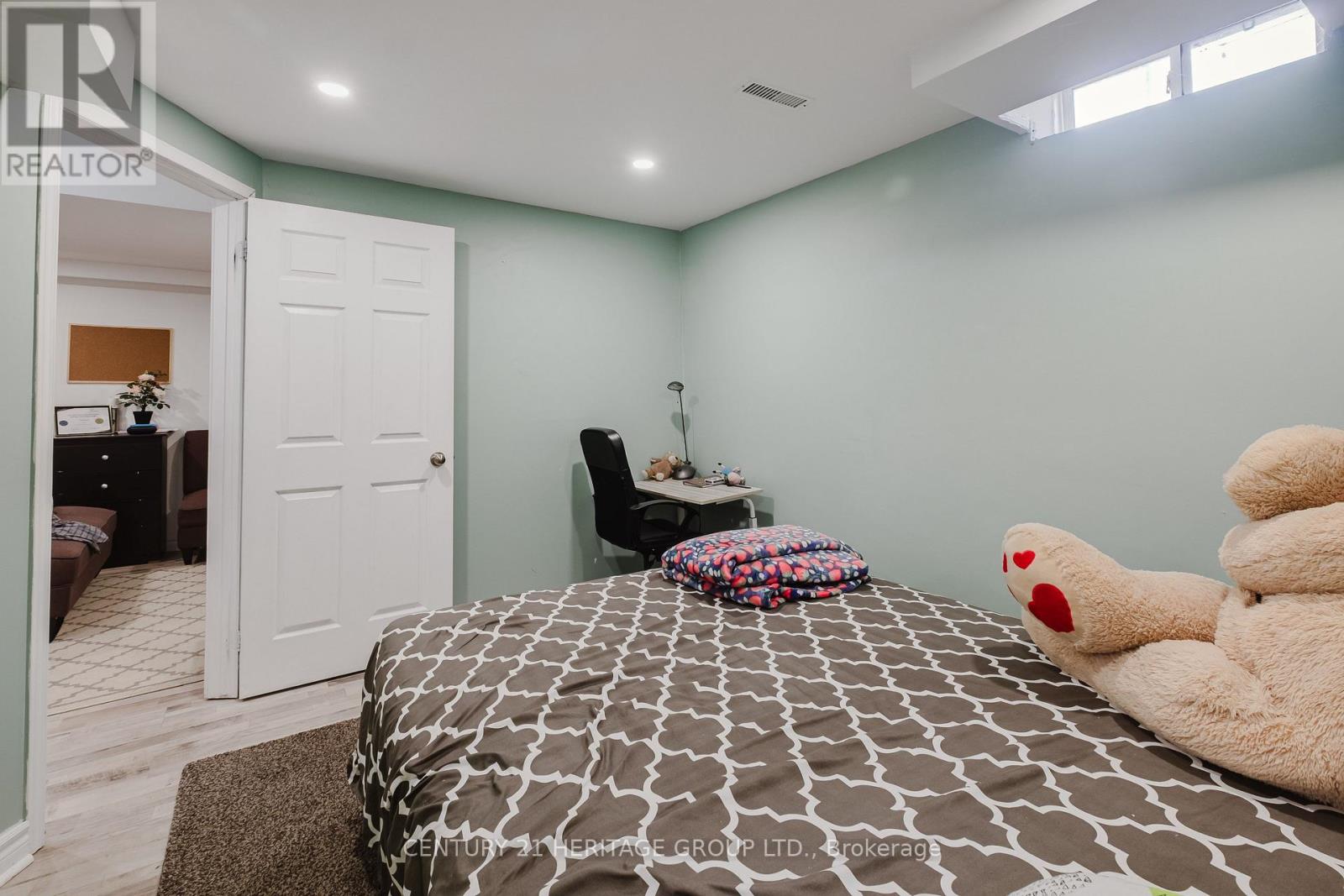34 HAVERHILL CRESCENT - 8