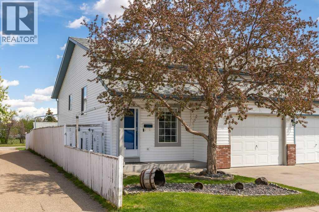 202 Willowbrook Close NW, Willowbrook, Airdrie photo 1
