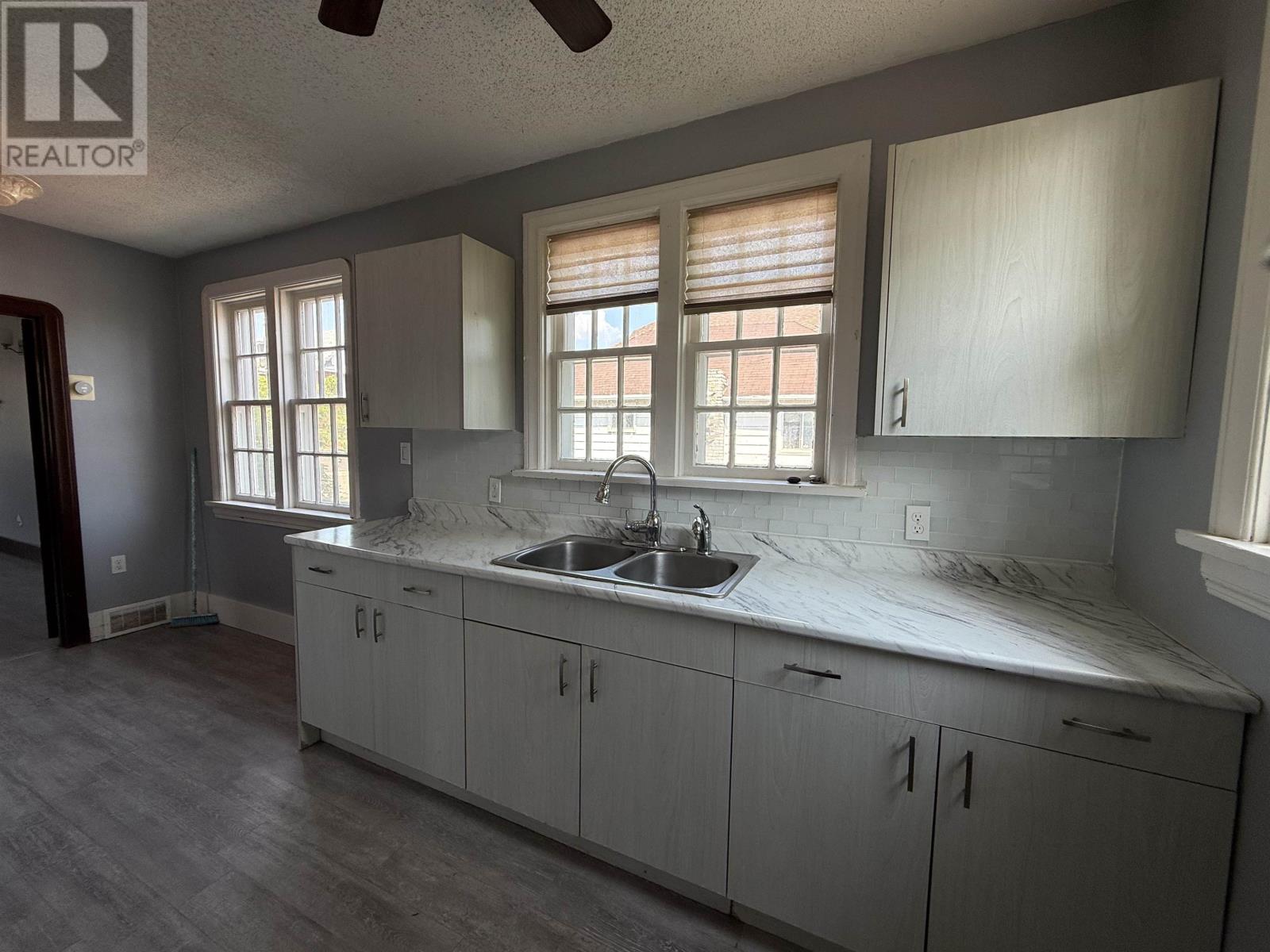 232 McKellar ST S - 13