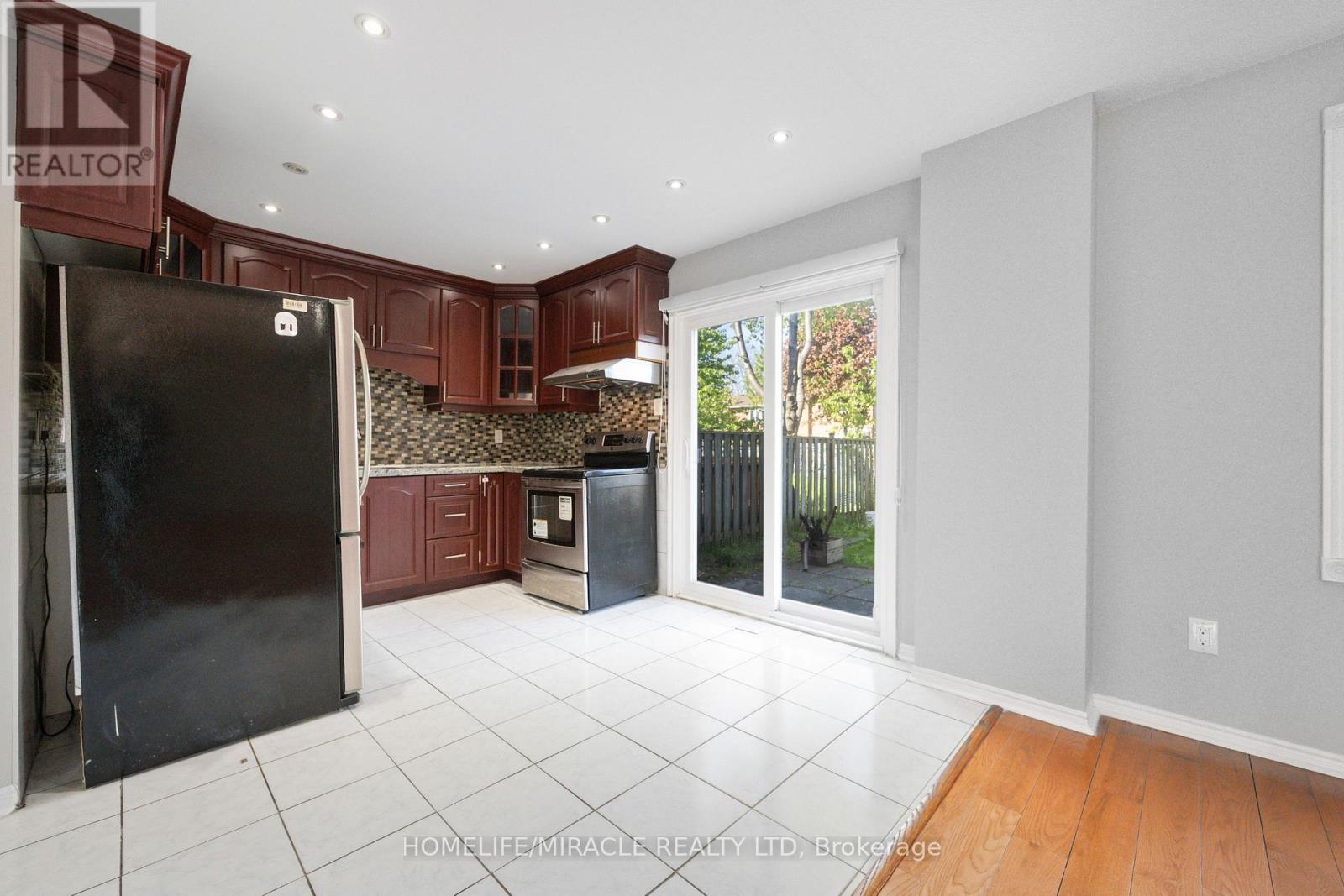 8 LANSBURY DRIVE - 14
