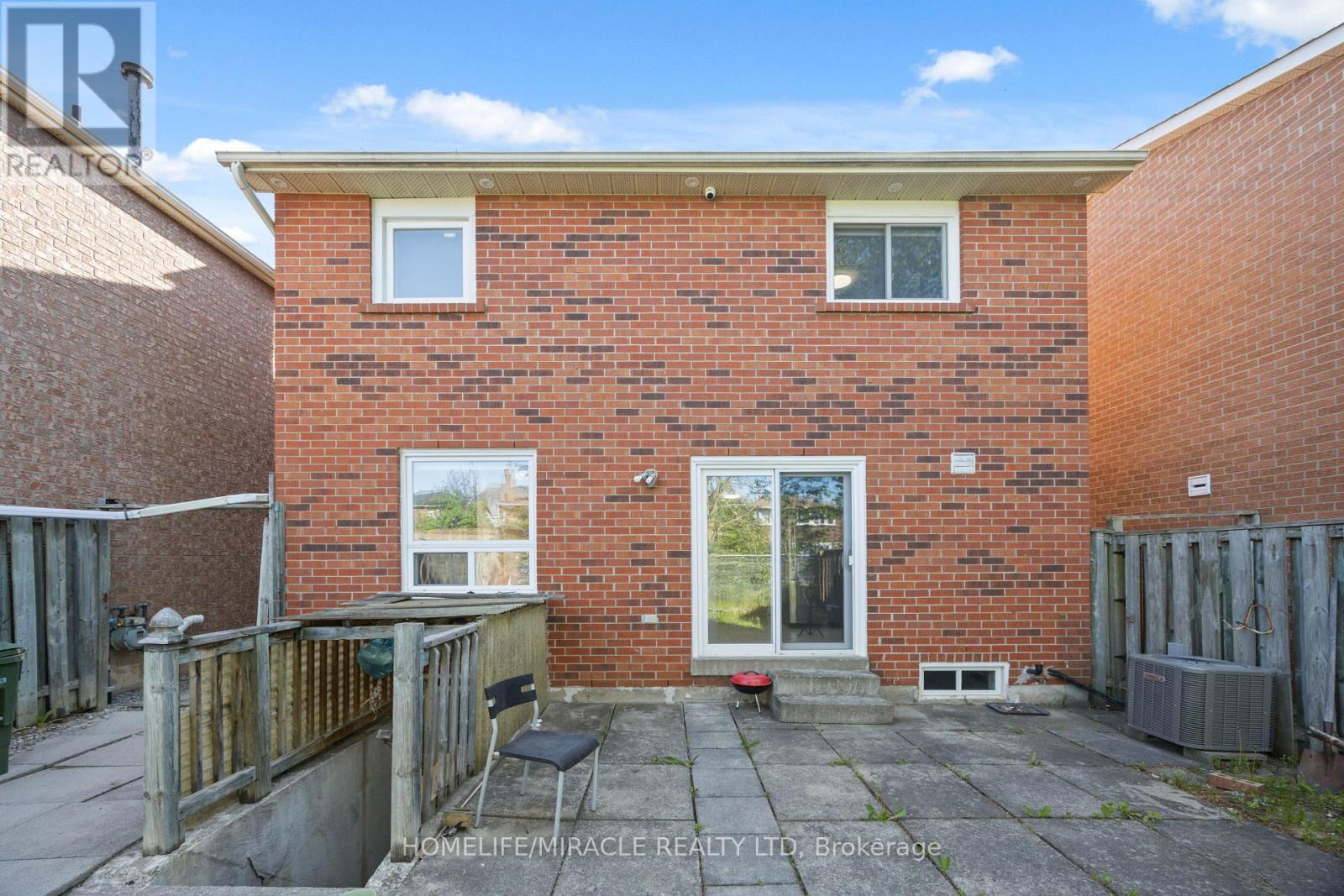 8 LANSBURY DRIVE - 32