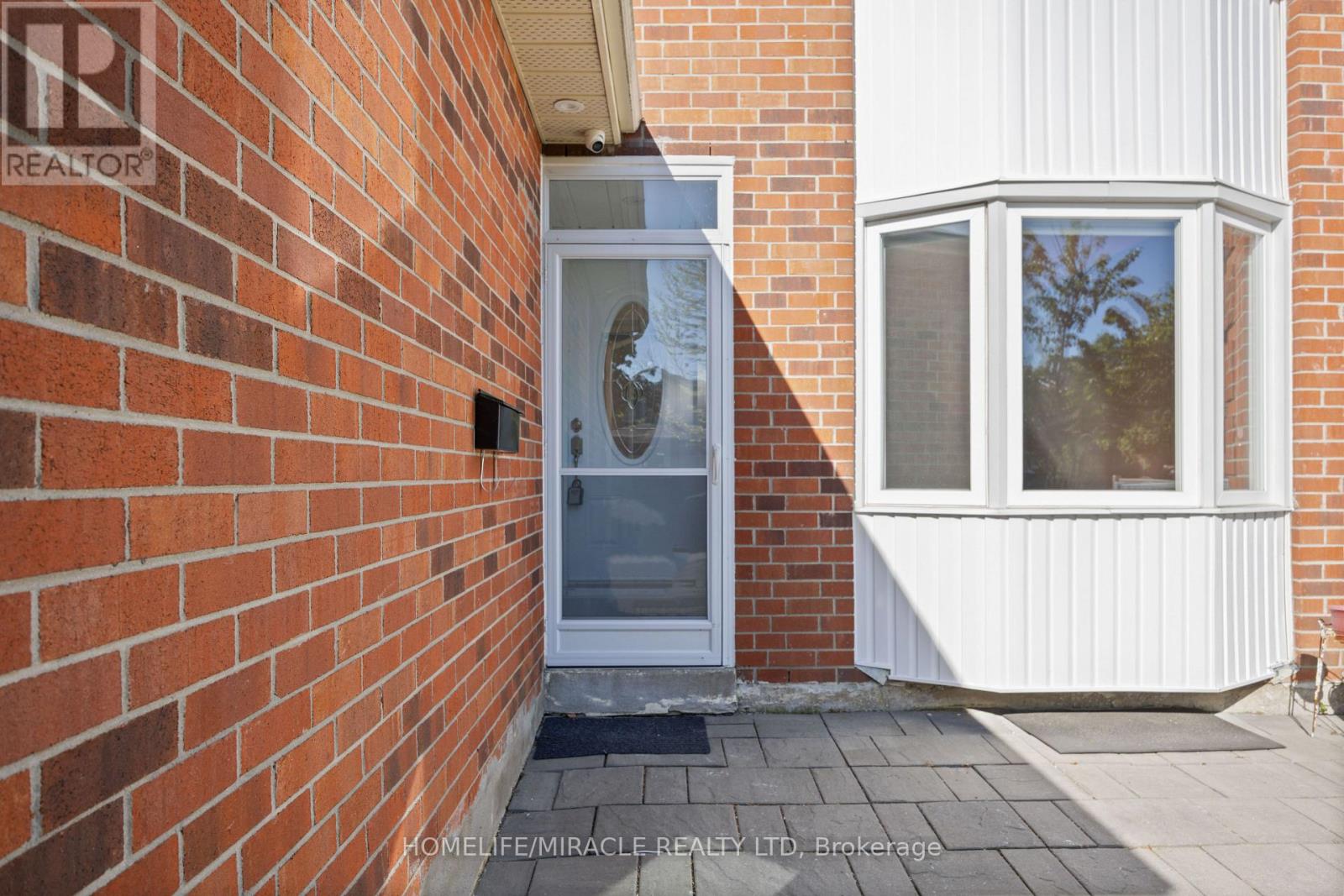 8 LANSBURY DRIVE - 4