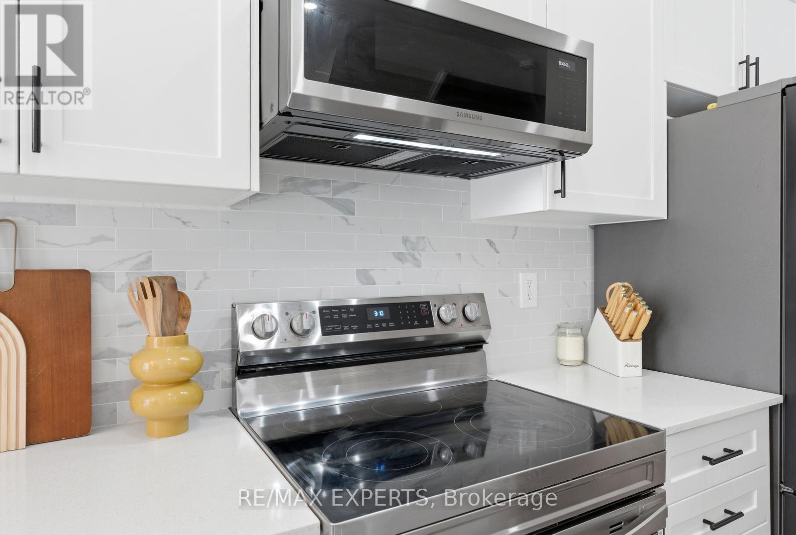 87 DE LA ROCHE DRIVE - 17