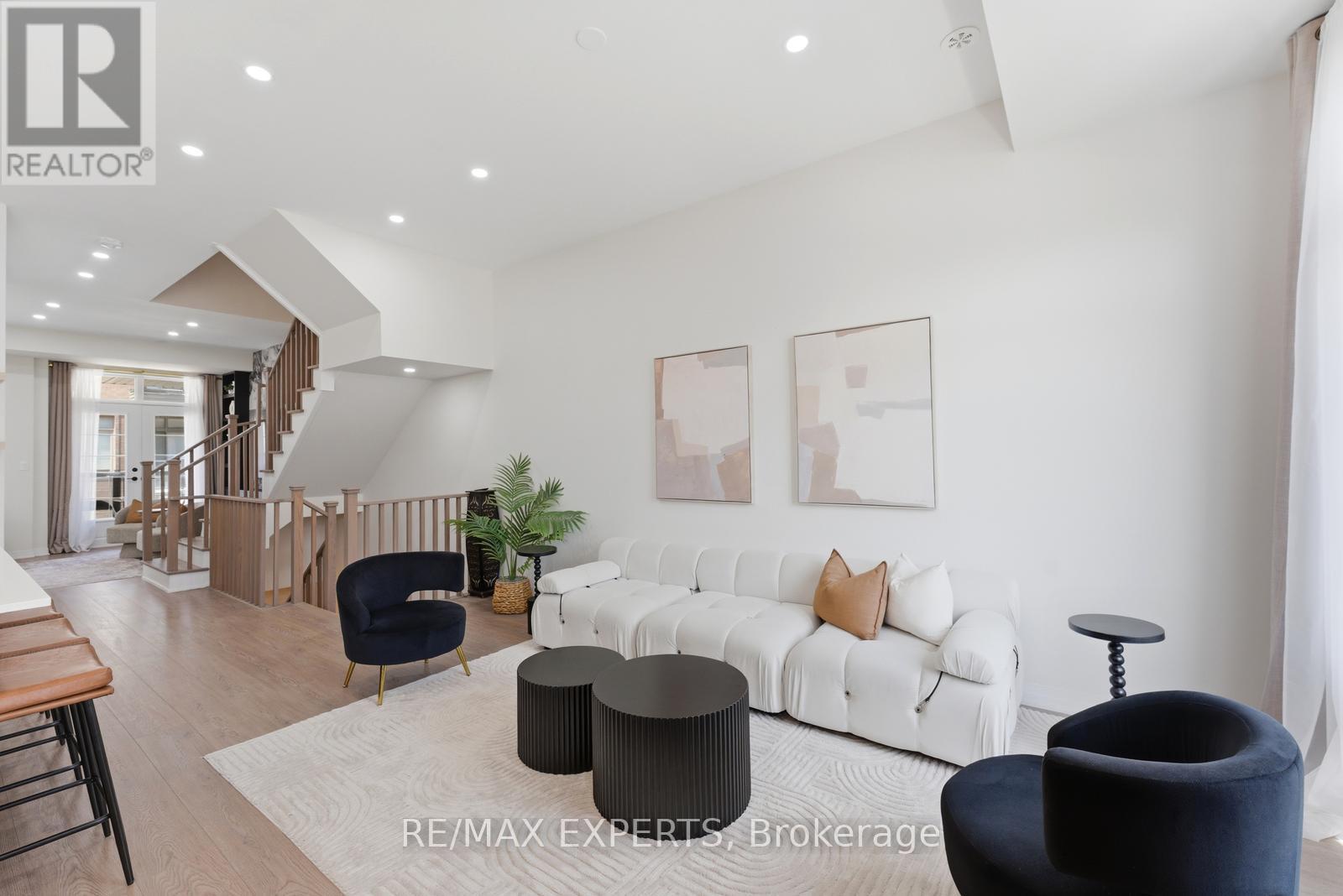 87 DE LA ROCHE DRIVE - 21