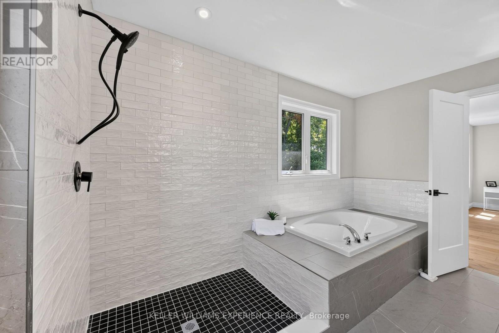 25 ATLANTIS DRIVE - Image 32