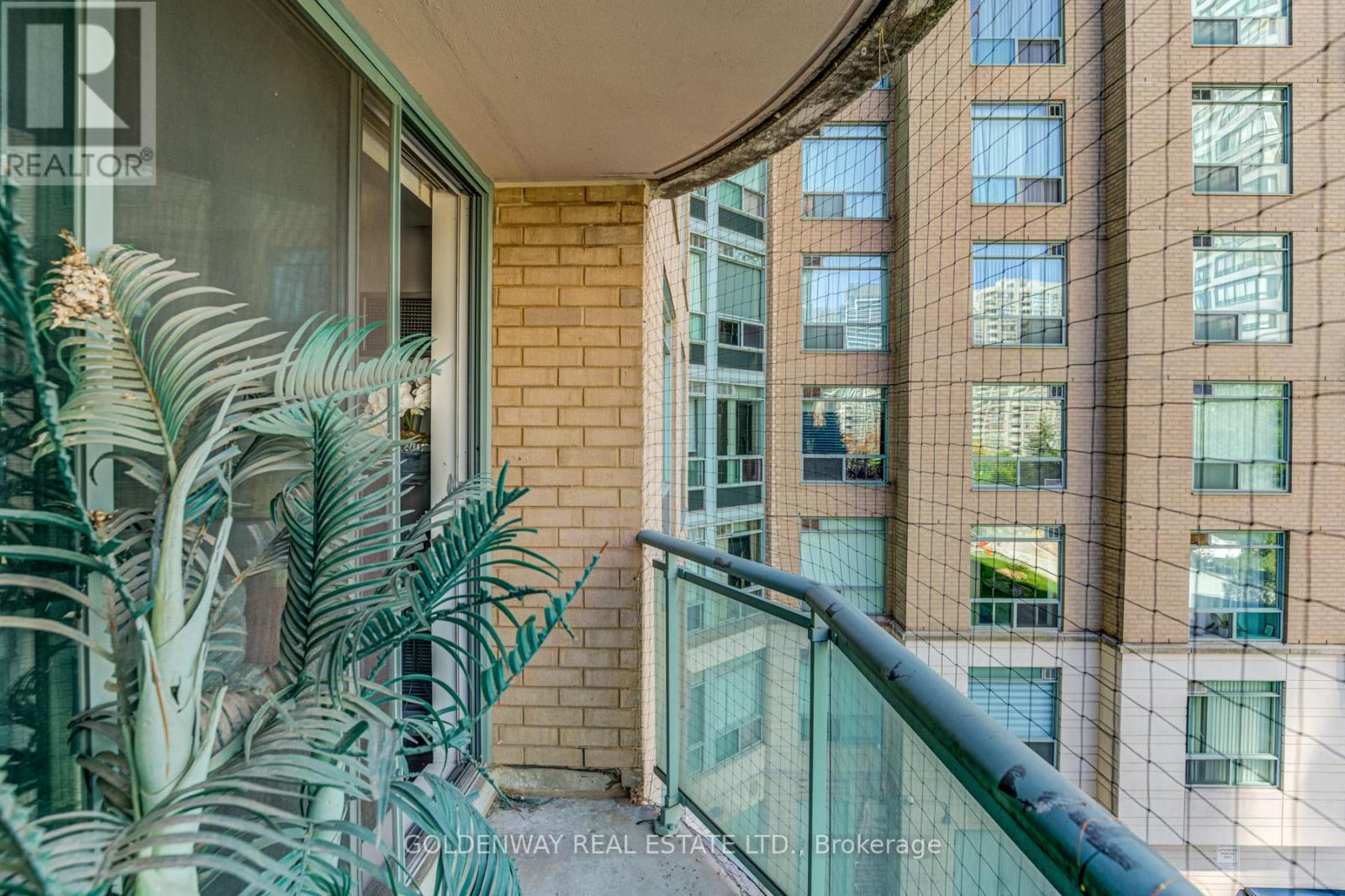 #402 18 PEMBERTON AVENUE - 17