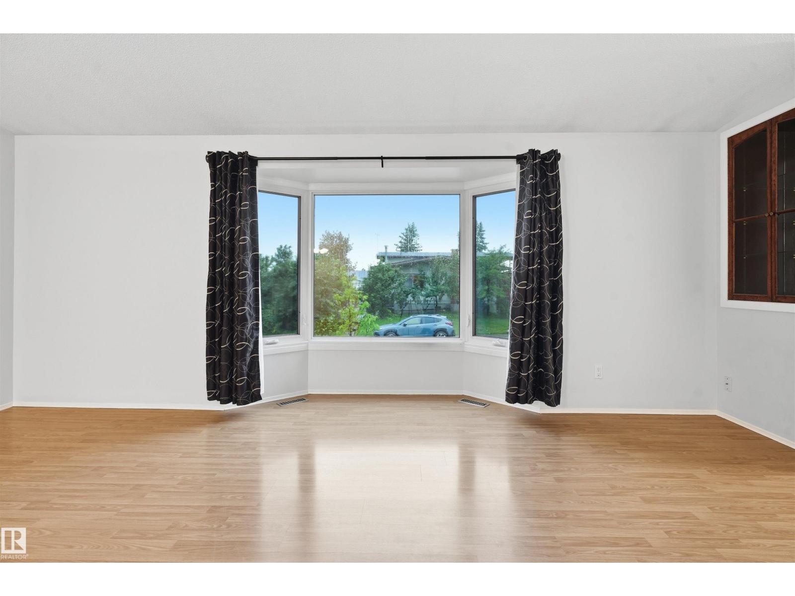 6903 151 AV NW - 13