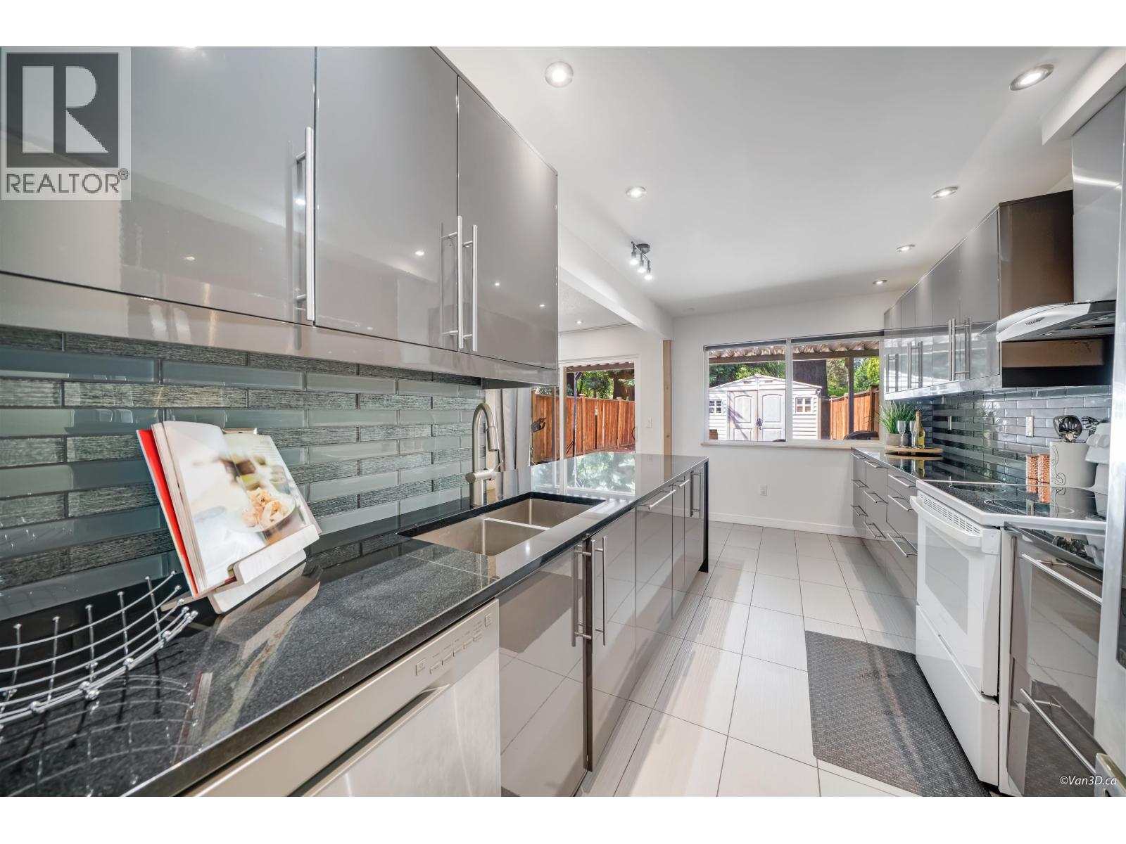 2535 GORDON AVENUE, Port Coquitlam