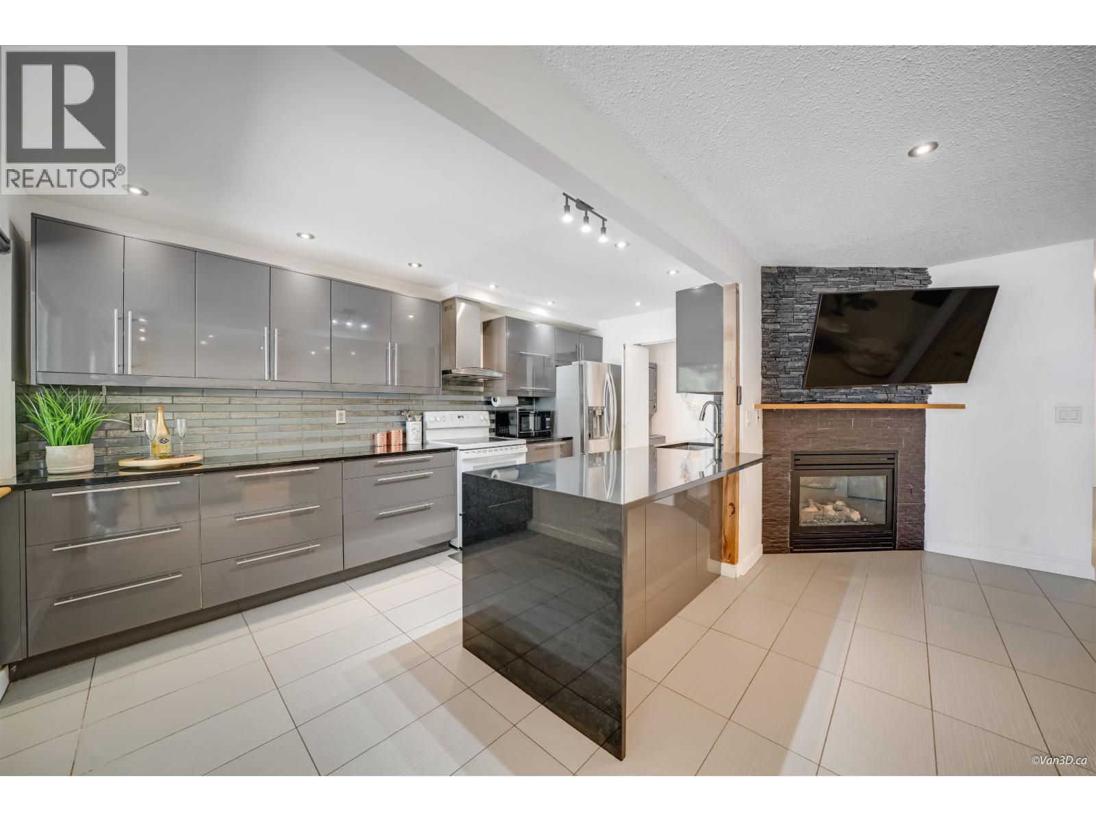 2535 GORDON AVENUE, Port Coquitlam