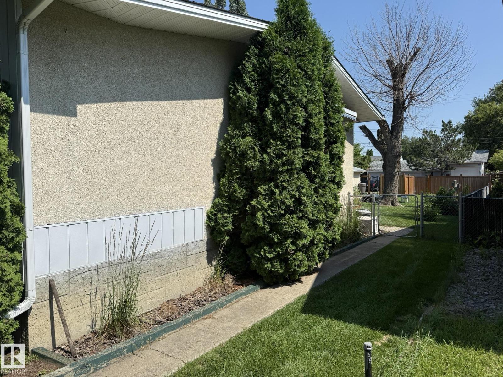 10837 155 ST NW - 32