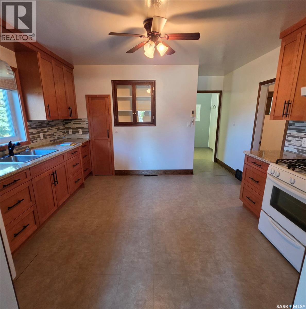 324 Laing STREET - 4