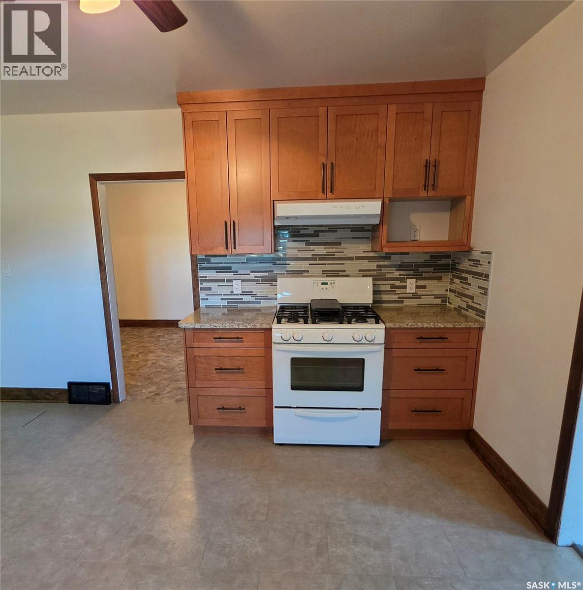 324 Laing STREET - 5