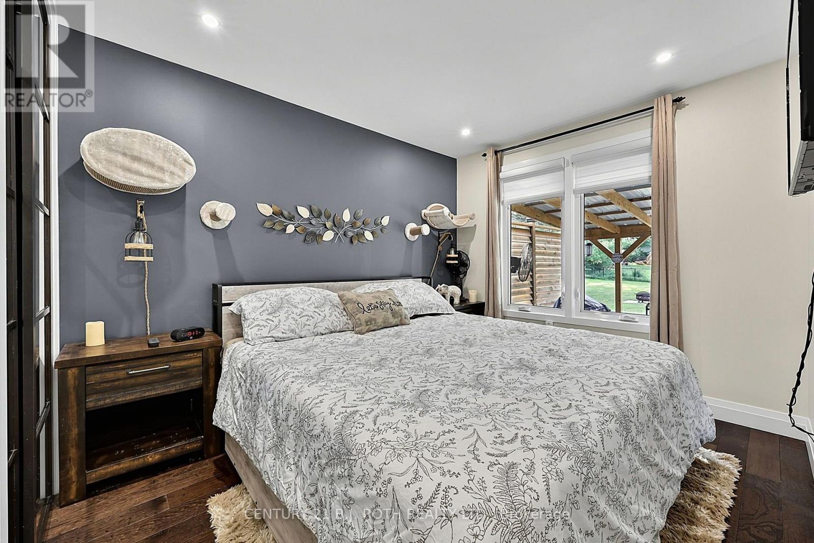 25 GLENGROVE AVENUE - 17