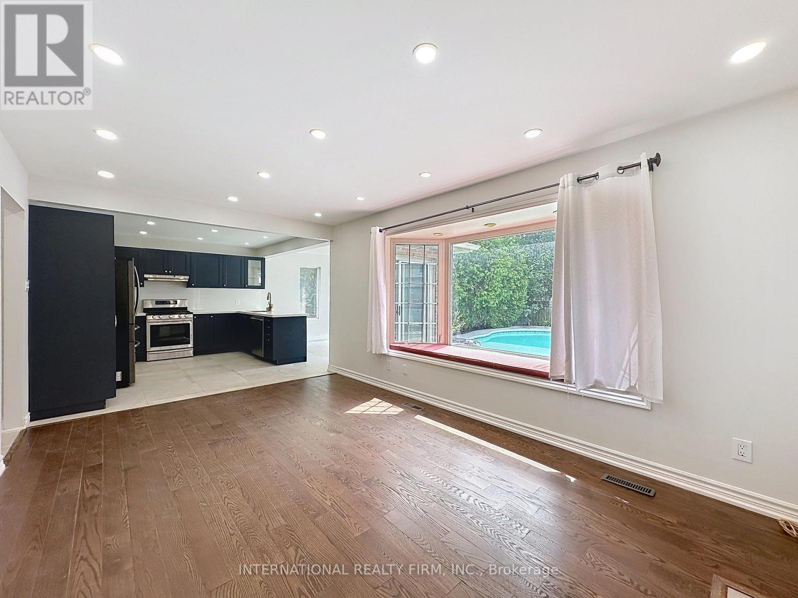 21 MAYVERN CRESCENT - 18