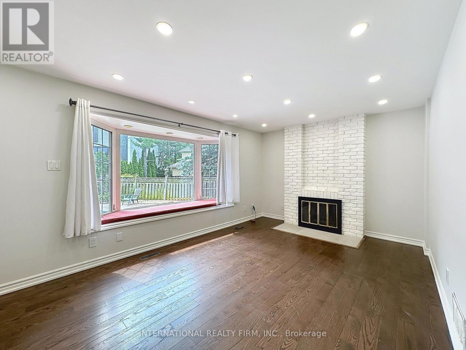 21 MAYVERN CRESCENT - 23