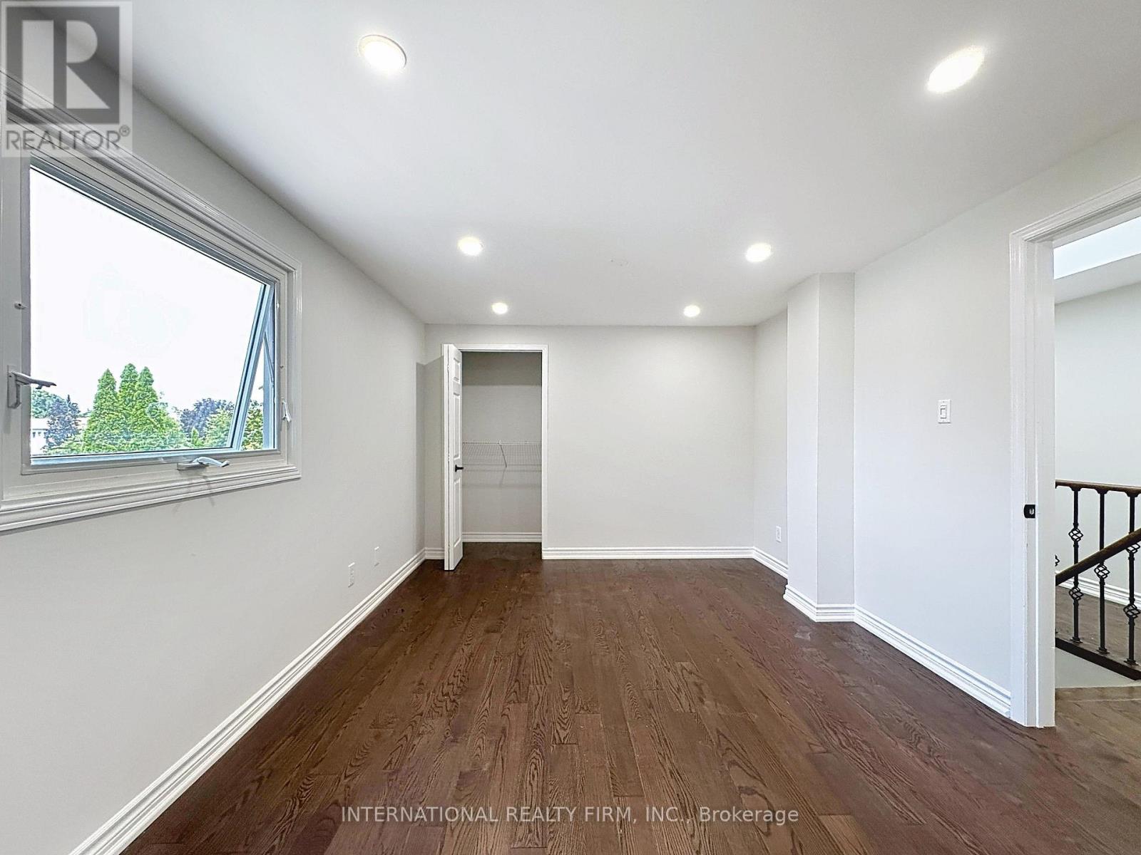 21 MAYVERN CRESCENT - 28
