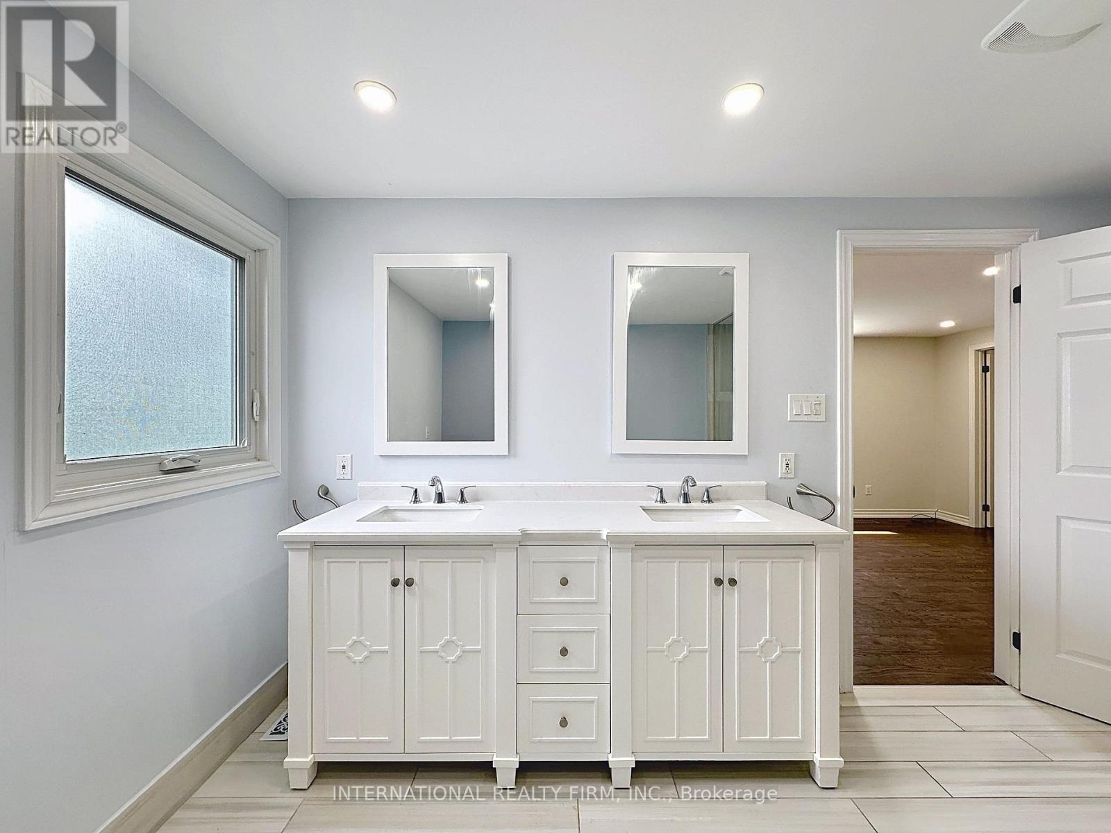21 MAYVERN CRESCENT - 31